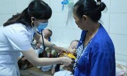Hà Nội: Cặp song sinh 11 tháng nguy kịch vì mắc sởi
