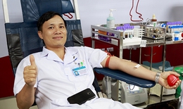 Nhiều y bác sĩ tình nguyện hiến máu O cứu người bệnh