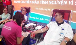 Thiếu nhóm máu O, y bác sĩ tình nguyện hiến máu vì sức khỏe người bệnh