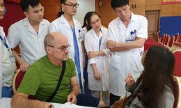 Chuyên gia Mỹ trực tiếp tạo hình thẩm mỹ cho bệnh nhân tại BV Tai Mũi Họng Trung ương