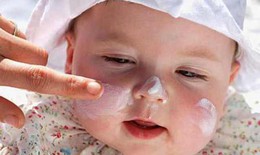 Chuyên gia chỉ cách trị ngứa, chăm sóc da cho trẻ viêm da cơ địa trong mùa lạnh