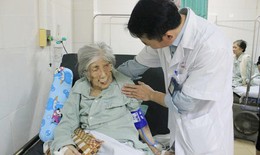 Cụ ông 100 tuổi gãy xương may mắn thoát nằm liệt giường nhờ kỹ thuật này