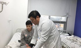 Nối mạch máu vi phẫu không cần kim khâu cứu chàng trai trẻ bị tai nạn giao thông