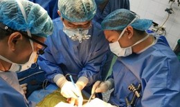Xe máy đâm bé trai đang chơi đùa gần nhà khiến vỡ dạ dày suýt chết