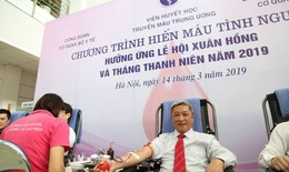 Thứ trưởng Bộ Y tế hiến máu cứu người cùng đông đảo cán bộ, đoàn viên cơ quan Bộ Y tế