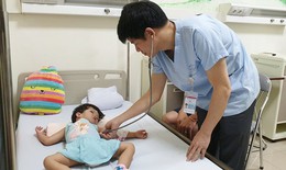 Em bé người Lào bị bệnh tim có nguy cơ chết trước 10 tuổi được bác sĩ Việt Nam cứu sống thần kỳ