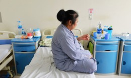 B&#224; c&#244; bị tiểu đường c&#243; vi&#234;n sỏi &quot;khủng&quot; tự mua thuốc uống, ch&#225;u g&#225;i phải &quot;n&#243;i dối&quot; để đưa đi chữa bệnh