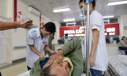 Người dân lũ lượt cấp cứu vì nắng nóng quay cuồng, BV chật cứng bệnh nhân