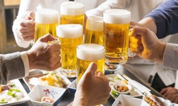 Ti&#234;u thụ rượu bia ở Việt Nam tăng ch&#243;ng mặt, k&#233;o theo nhiều hệ lụy