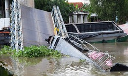 Sập cầu, xe tải rơi xuống sông: Bộ GTVT yêu cầu khẩn trương khắc phục, xử lý nghiêm