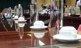 Bộ Y tế d&#249;ng chai thủy tinh thay chai nhựa để giảm thiểu r&#225;c thải nhựa