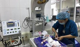 Bé sơ sinh tím tái toàn thân, không phản xạ, không khóc vẫn sống sót kỳ diệu