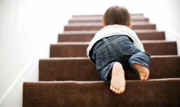 Bác sĩ hướng dẫn cách xử trí và đề phòng tai nạn té ngã ở trẻ em