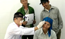 Bác sĩ vượt đường xa đến khám bệnh miễn phí cho bà con nghèo
