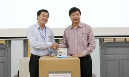 Hội Thầy thuốc trẻ VN tặng đồ bảo hộ cho y bác sĩ tuyến đầu chống dịch