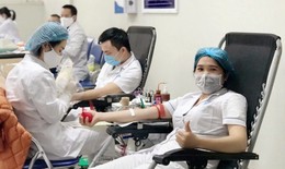 Vừa lo chống dịch COVID-19, nhân viên y tế BV Hữu Nghị vừa hiến máu cứu người