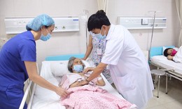 Cụ bà liệt nửa người, nhiều bệnh nền "đeo" 2 khối u cực lớn