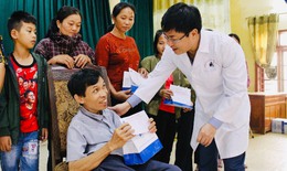 Kh&#225;m bệnh, ph&#225;t thuốc miễn ph&#237; cho gần 1.500 người d&#226;n v&#249;ng lũ