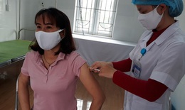 Hải Dương: 150 người trực tiếp chống dịch ở Kinh Môn tiêm vắc xin COVID-19