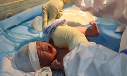 Sản phụ mắc COVID-19 hạnh phúc đón con gái chào đời giữa đêm khuya