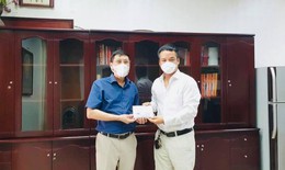 Gia đình nhỏ đội nắng chang chang đến Báo SKĐS ủng hộ chống dịch COVID-19