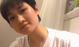 Nữ điều dưỡng cắt mái tóc dài yêu thích để "chiến đấu" với COVID-19