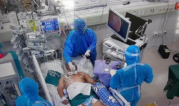 Vất vả nội soi giải phóng đờm cho bệnh nhân COVID-19 nặng