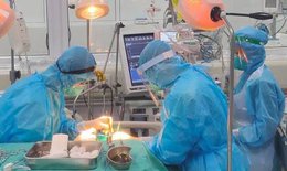 ICU vượt mốc 50 bệnh nhân COVID-19 nặng và sự hi sinh của những người thầy thuốc