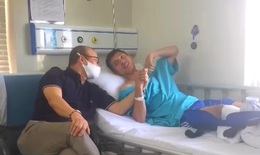 [Video] Thầy Park thăm H&#249;ng Dũng: &quot;Em ổn rồi, thầy y&#234;n t&#226;m nh&#233;!&quot;