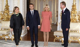 Đệ nhất phu nh&#226;n tổng thống Ph&#225;p Macron diện trang phục chuẩn
