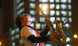 Nghệ sĩ saxophone Trần Mạnh Tuấn biểu diễn tại bệnh viện dã chiến thu dung số 3