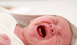 Bé khóc đêm, làm sao đây ?