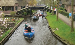 Giethoorn- Ngôi làng không có đường đi ở Hà Lan