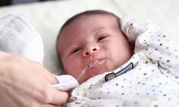 Vì sao trẻ sơ sinh bị ọc sữa, nôn trớ