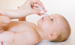 Ưu điểm của nước muối sinh lý đơn liều khi vệ sinh mắt, mũi cho trẻ