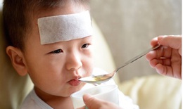 Chăm trẻ ăn uống thế nào để mau chóng hạ sốt, nhanh hồi phục?
