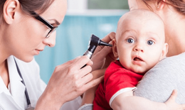 Viêm tai giữa - Biến chứng nguy hiểm từ việc rửa mũi cho bé sai cách