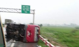Vụ lật xe khách trên cao tốc Pháp Vân- Cầu Giẽ: 10 người vào BV Bạch Mai điều trị không ai nguy kịch