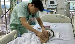 Người lớn bất cẩn: Bé trai 20 tháng bị hôn mê do tivi đổ vào đầu