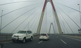 Bộ Y tế thông tin về chiếc xe ô tô biển xanh đi ngược chiều trên cầu Nhật Tân