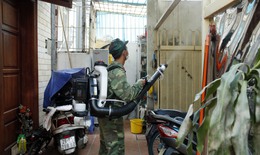 Dịch sốt xuất huyết gia tăng tại Hà Nội: Cán bộ y tế cùng bộ đội phun hóa chất diệt muỗi
