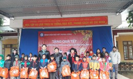 Bệnh viện Nội Tiết TW trao 300 suất quà Tết cho thầy và trò nghèo vùng cao