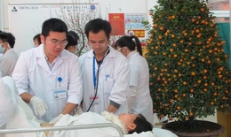 Nhiều bệnh viện đưa bệnh nhân về quê, tố chức bữa cơm tất niên... dịp tết Mậu Tuất
