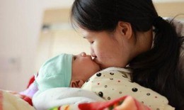 Thói quen "hôn hít" của người lớn có thể lấy đi sinh mạng của trẻ