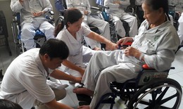 Bệnh nhân có hoàn cảnh khó khăn tại BV Bạch Mai được tặng xe lăn