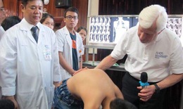 Chuyên gia BV Việt Đức chỉ ra các dấu hiệu nhận biết trẻ cong vẹo cột sống