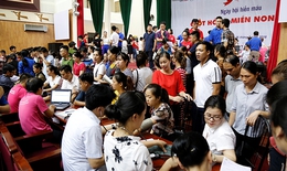 Giữa cái nóng hơn 40 độ, người dân các tỉnh miền Bắc vẫn nhiệt tình đi hiến máu
