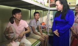 Bộ trưởng Bộ Y tế thăm, tặng quà các gia đình bệnh nhi bị ảnh hưởng vụ cháy gần Bệnh viện Nhi TW