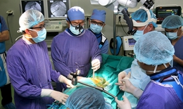 Mới: Lần đầu tiên phẫu thuật hàn xương liên thân đốt đường bên ít xâm lấn cho bệnh nhân cột sống