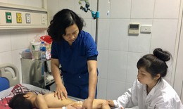 Thương tâm, bé trai bại não không may bị chó nhà cắn gần mất dương vật